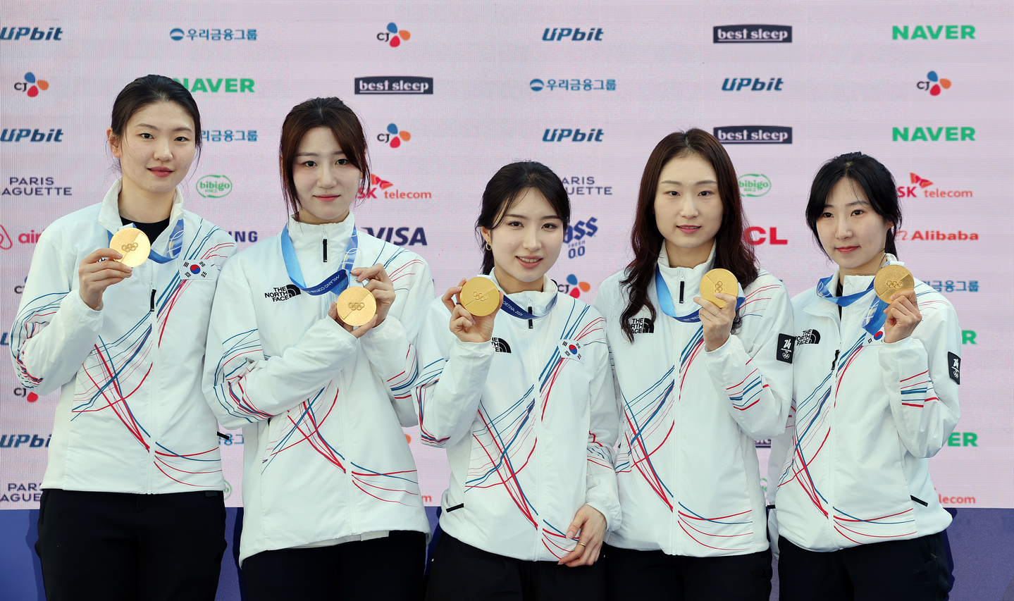 Members of the Korean women's national short track speed skating team pose with their gold medals from the 3,000-meter relay at the 2026 Milan-Cortina Winter Olympics during a press conference at the Korea House in Milan on Feb. 21. From left are Shim Suk-hee, Noh Do-hee, Kim Gil-li, Choi Min-jeong and Lee So-yeon. [NEWS1]