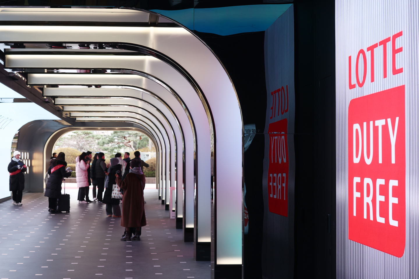 Visitors to Lotte Duty Free's main Myeongdong branch in Jung District, central Seoul, are seen on Jan. 12. [YONHAP]