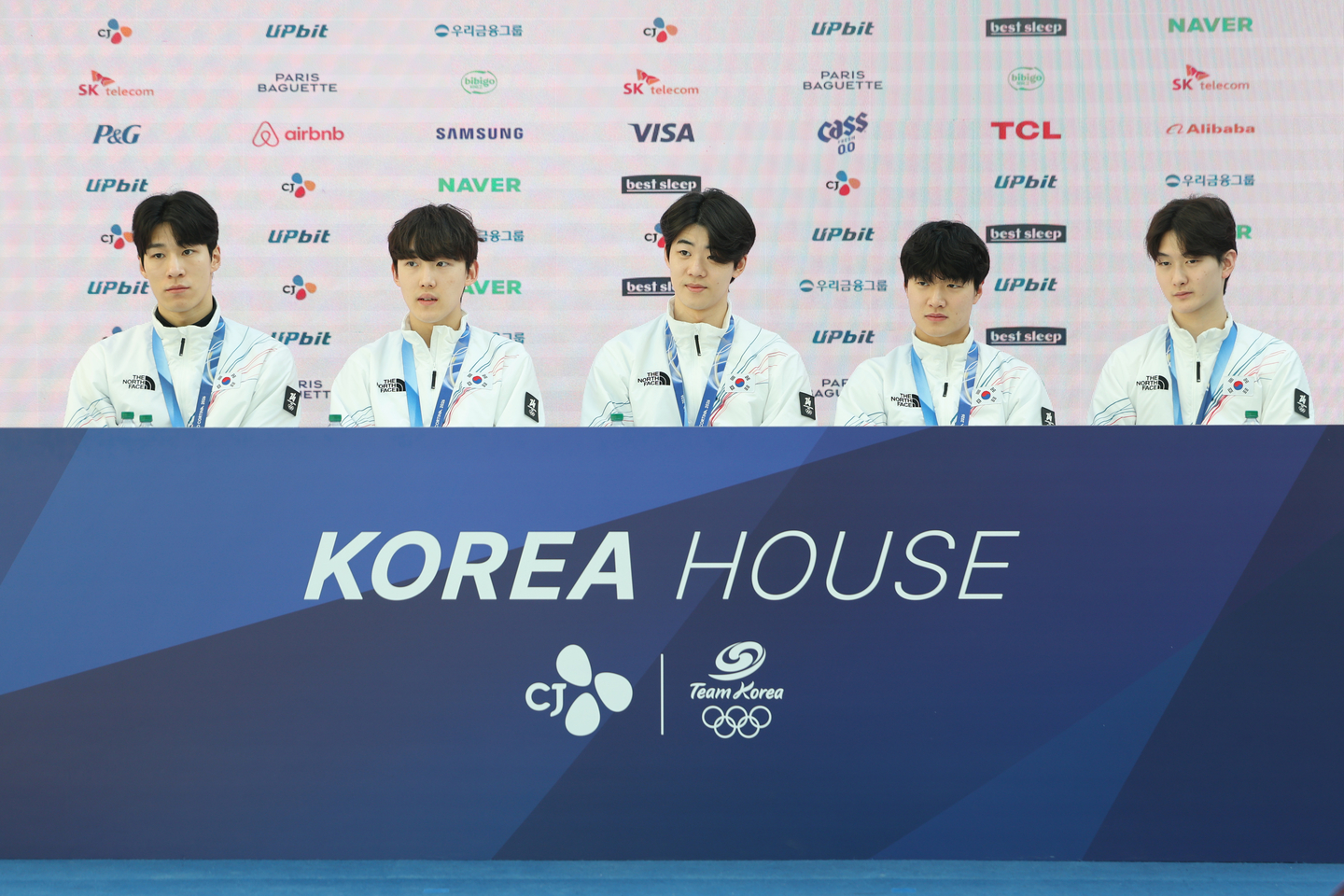 Members of the Korean men's national short track speed skating team attend a press conference at Korea House in Milan on Feb. 21. From left: Hwang Dae-heon, Rim Jong-un, Lee June-seo, Lee Jeong-min and Shin Dong-min. [YONHAP]