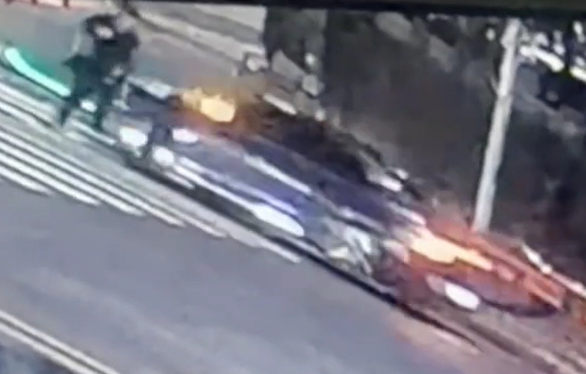 A vehicle driven by Kim In-ho, the former head of the Korea Forest Service, is seen in this surveillance camera footage in Jeongja-dong, Seongnam, Gyeonggi, on Feb. 20. Kim had been driving under the influence. [SCREEN CAPTURE]