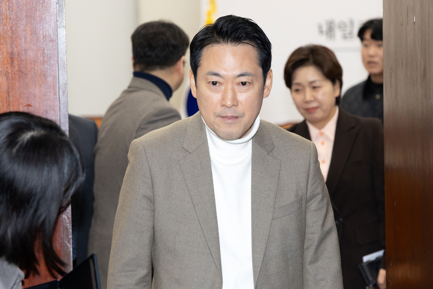 People Power Party leader Jang Dong-hyeok leaves a closed-door party Supreme Council meeting at the National Assembly in Yeouido, western Seoul, on Feb. 22. [NEWS1]