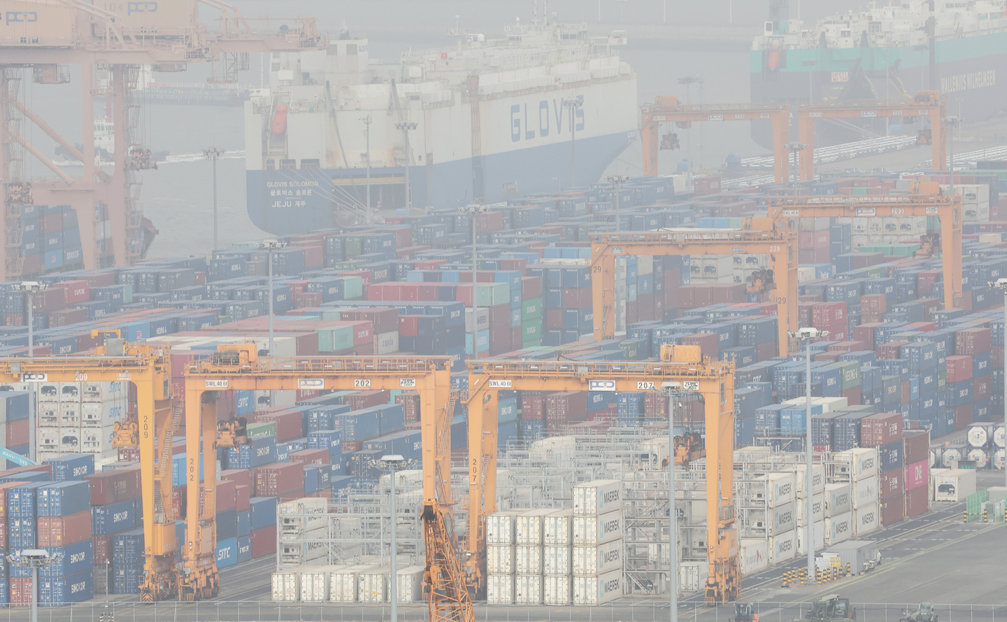 Containers are waiting to be exported at the Pyeongtaek Port in Gyeonggi on Feb. 22. [YONHAP]