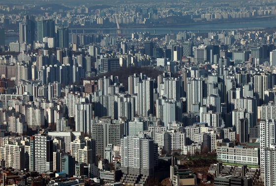 Apartment complexes are seen from Namsan in central Seoul on Feb. 19. [YONHAP]