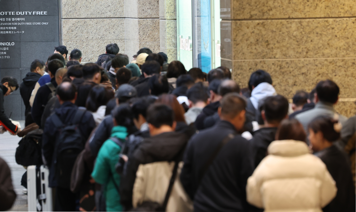 Shoppers are seen waiting in front of Lotte Duty Free's main Myeongdong branch in Jung District, central Seoul, before opening hours on Nov. 20, 2025. [YONHAP]