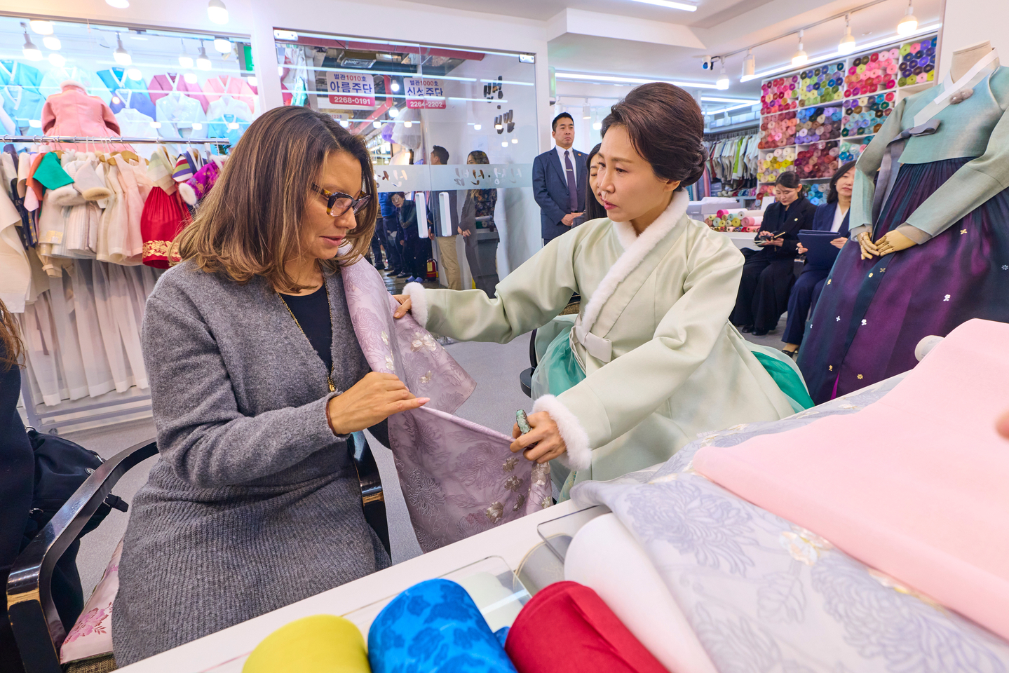 Korean first lady Kim Hea Kyung, right, and Brazilian first lady Rosangela da Silva check fabric for traditional Korean attire, or hanbok, at Gwangjang Market in Jongno District, central Seoul, on Feb. 21. The Brazilian first lady arrived in Seoul on Saturday, a day earlier than her husband, Brazilian President Luiz Inacio Lula da Silva, who is set to hold summit talks with his Korean counterpart, President Lee Jae Myung, on Feb. 23 during his 3-day state visit to Korea. [PRESIDENTIAL OFFICE]