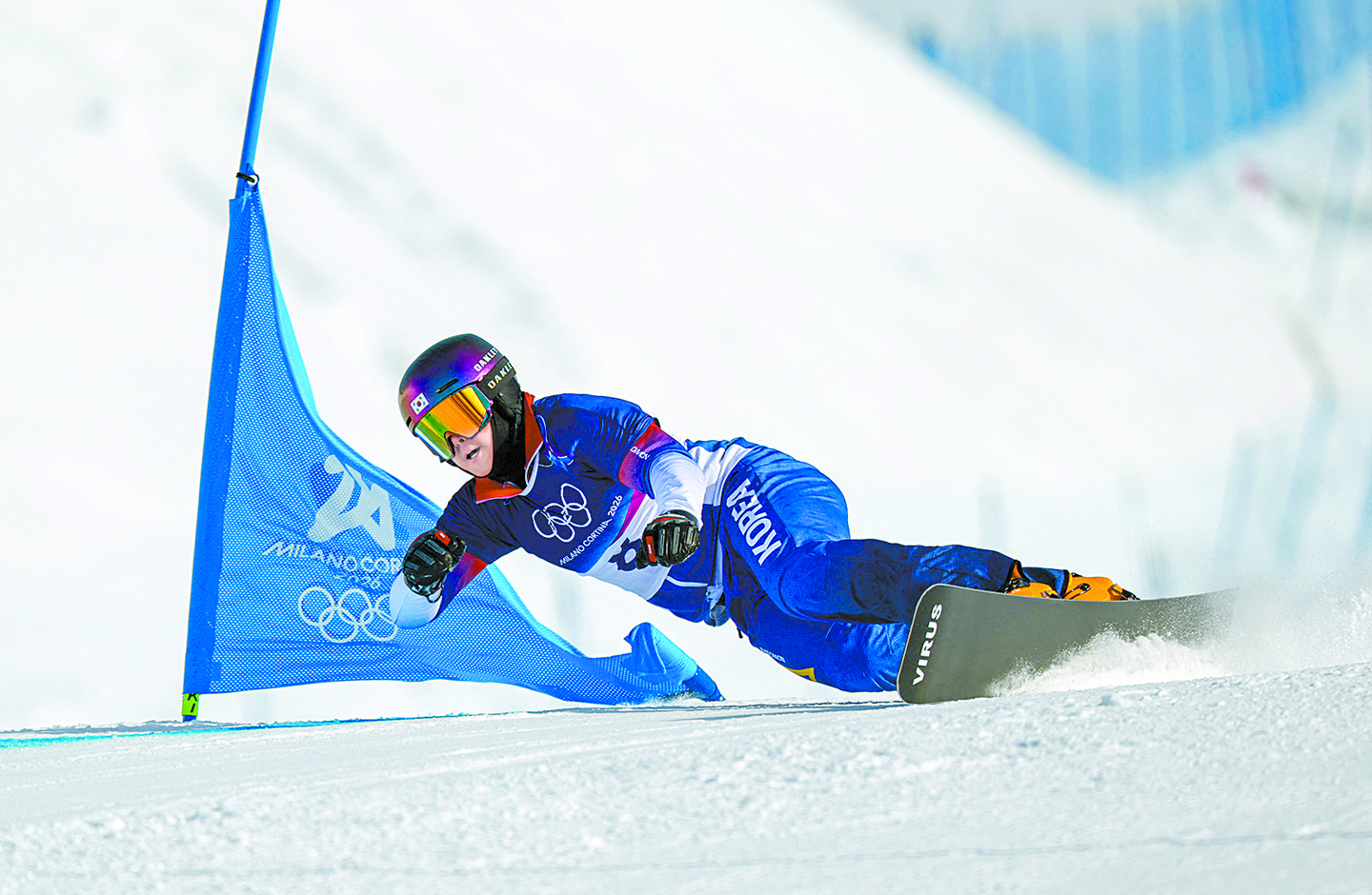 Kim Sang-kyum of Korea in action during the men's parallel giant slalom final against Benjamin Karl of Austria (not pictured) at the 2026 Winter Olympics in Livigno, Italy, on Feb. 8. [REUTERS/YONHAP]