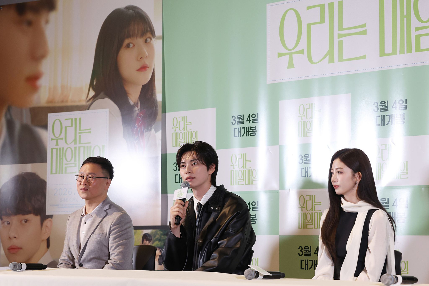 Actor Lee Chae-min, center, speaks during a press screening and news conference for the film “Everyday We Are” (translated) at CGV Yongsan I’Park Mall in Yongsan District, central Seoul, on Feb. 23. [YONHAP]