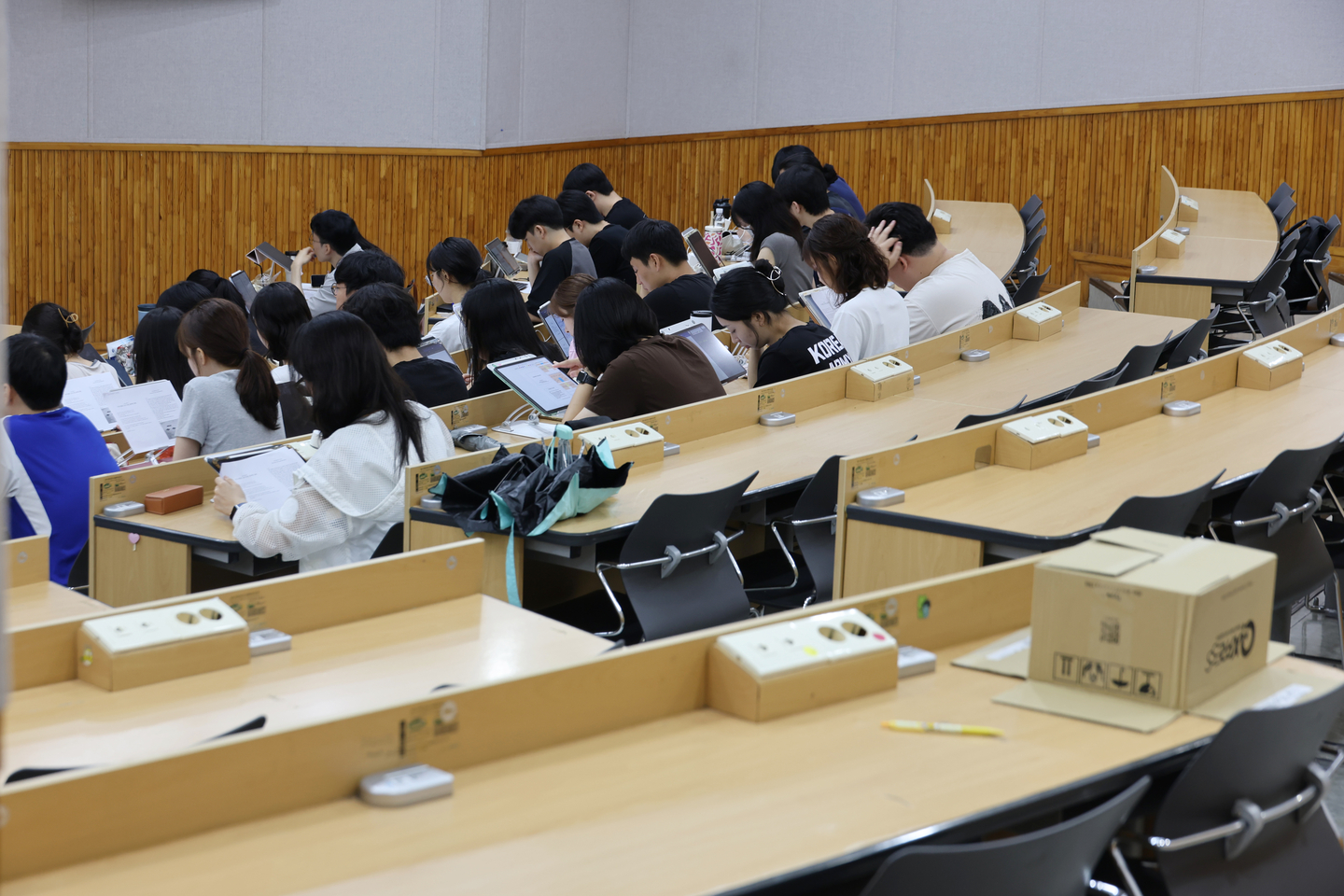 Medical students attend a class at a lecture hall of the Pusan National University School of Medicine in Busan on Sept. 1, 2025. [YONHAP] 