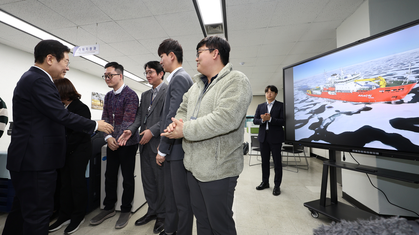 Korean President Lee Jae Myung, far left, meets with staffers working for an maritime initiative for using Arctic sea routes at the Ministry of Oceans and Fisheries in Busan on Dec. 23, 2025. [JOINT PRESS CORPS]