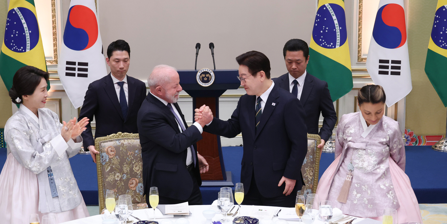 President Lee Jae Myung, center right, and Brazilian President Luiz Inacio Lula da Silva, center left, shake hands at the state banquet at the Blue House in central Seoul on Feb. 23, after their summit talks. They are accompanied by first ladies Kim Hea Kyung, far left, and Rosangela Lula da Silva, far right, wearing matching hanbok, or traditional Korean attire. [JOINT PRESS CORPS]