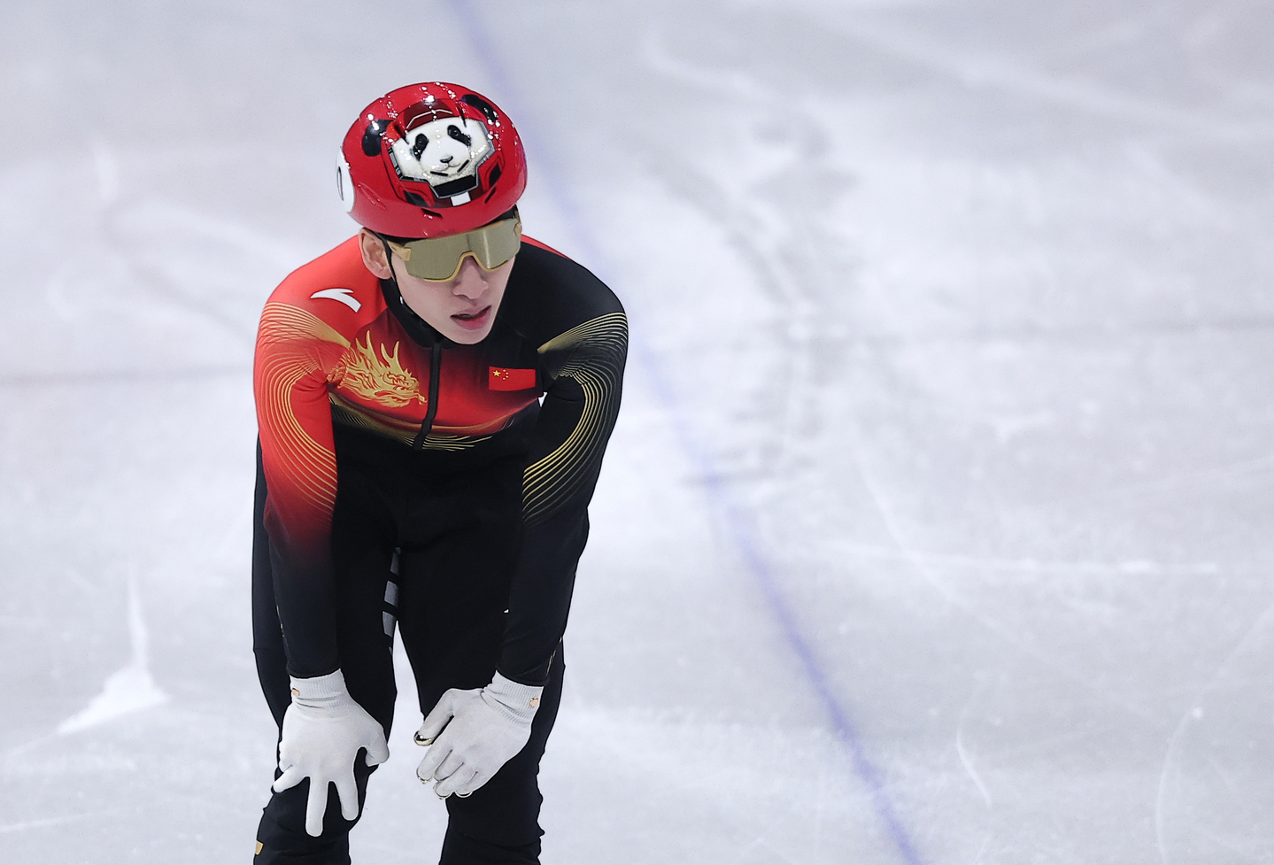 China’s Lin Xiaojun reacts after finishing fourth in his heat and failing to advance to the semifinals in the men’s 500 meters quarterfinals in short track speed skating at the 2026 Winter Olympics in Milan, Italy, on Feb. 18. [NEWS1]