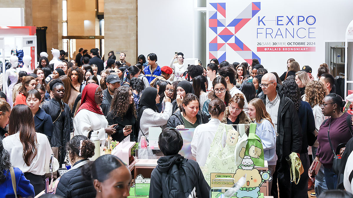 Visitors fill the exhibition hall at the “K-Expo France” at the Palais Brongniart in Paris on Oct. 27, 2024. Hosted by Korea’s Ministry of Culture, Sports and Tourism and organized by the Korea Creative Content Agency, the event featured 13 themed booths showcasing Korean content and consumer industries, including K-pop, books, fashion, dramas and webtoons, games, food and beauty alongside export consultations and live demonstrations. [NEWS1]