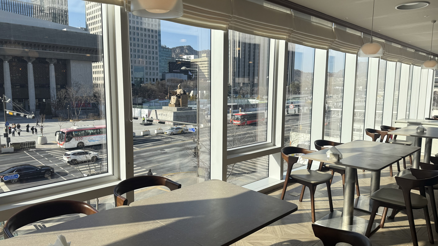 A view of Gwanghwamun Square from Doughroom restaurant, located on the second floor of KT Gwanghwamun Building [WOO JI-WON]