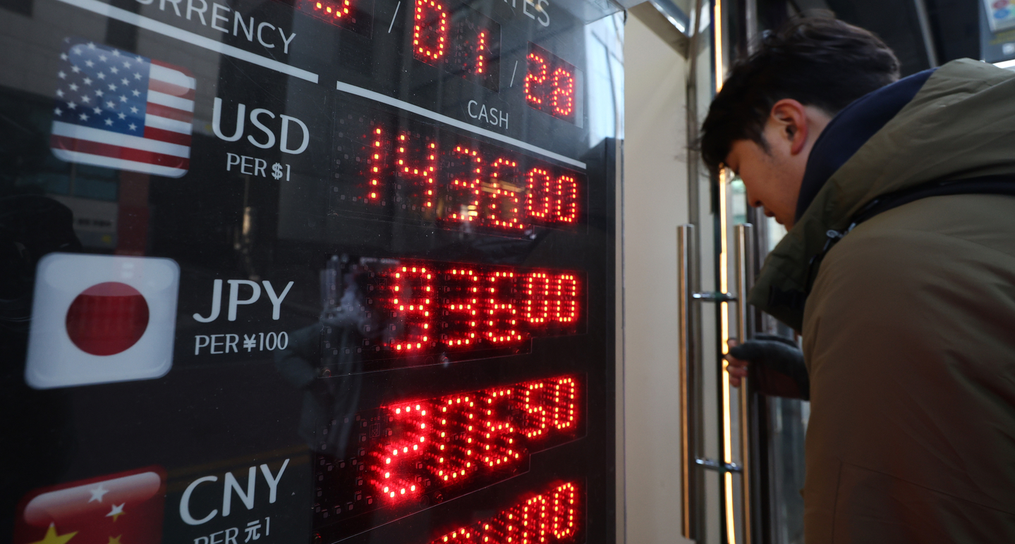 Exchange rates are posted at a currency exchange booth in Jung District, central Seoul, on Jan. 28. [NEWS1]