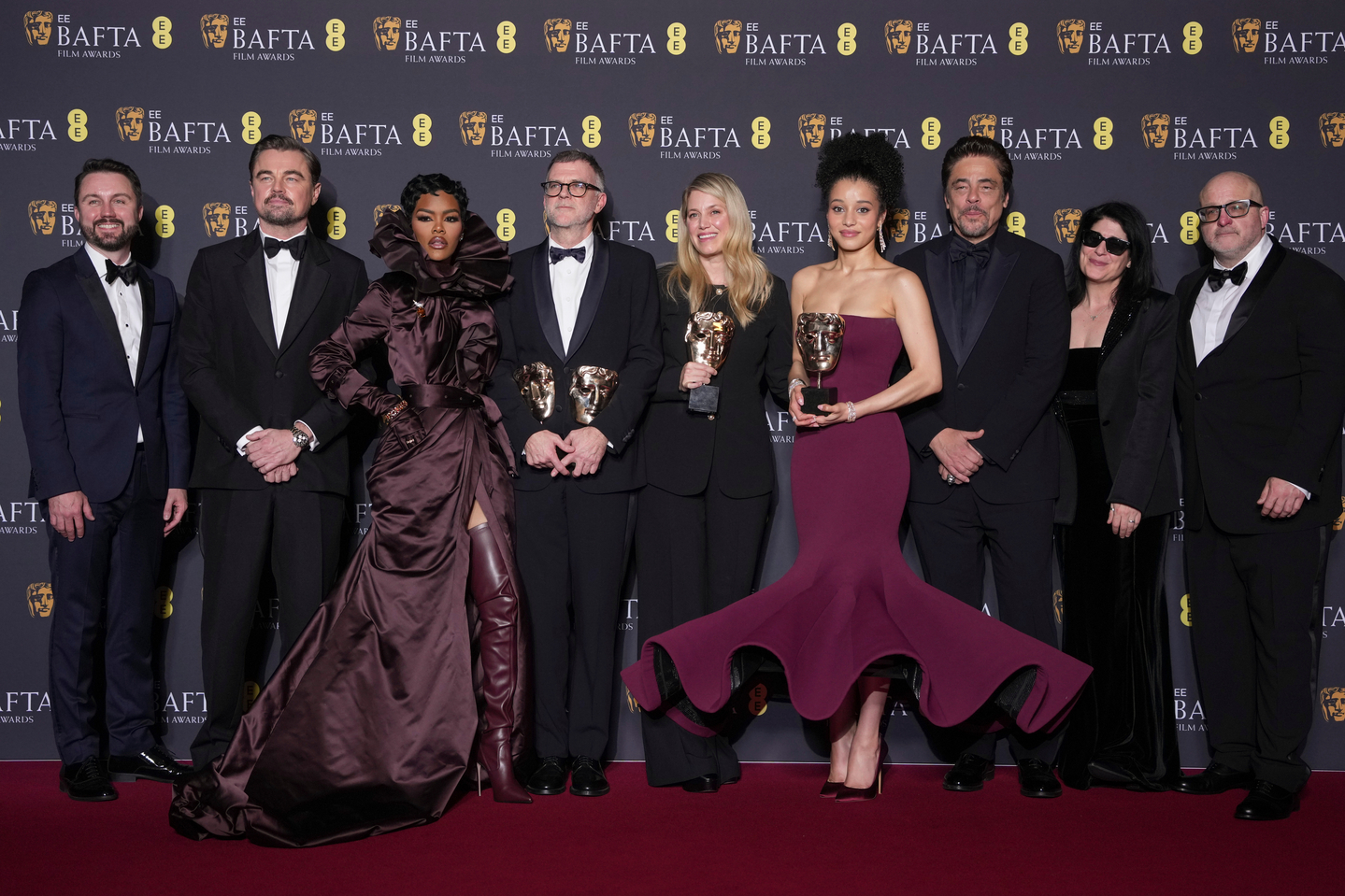Andy Jurgensen, from left, Leonardo DiCaprio, Teyana Taylor, Paul Thomas Anderson, Sara Murphy, Chase Infiniti, Benicio Del Toro, Cassandra Kulukundis, and Michael Bauman pose with the awards for best director, cinematography, and adapted screenplay for One Battle After Another″ (2025) at the 79th British Academy Film Awards in London, on Feb. 22. [AP/YONHAP]