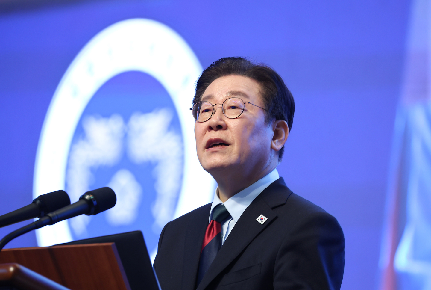 President Lee Jae Myung speaks at a graduation ceremony at KAIST in Daejeon on Feb. 20. [NEWS1]