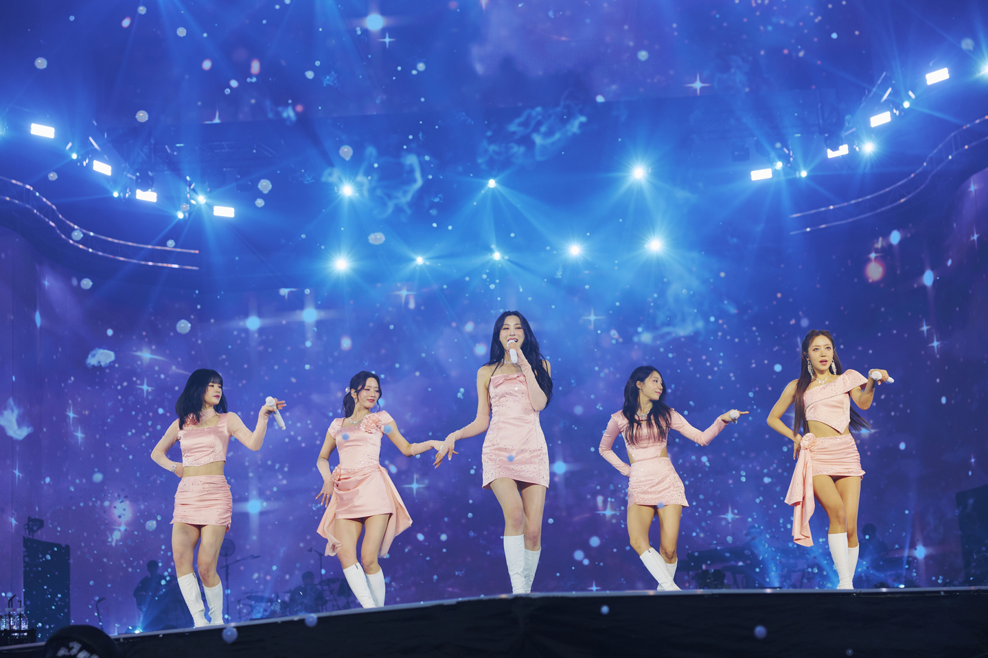 Girl group Apink performs during its "The Origin: Apink" concert in Jung District, central Seoul, on Feb. 22. [WITH US ENTERTAINMENT]