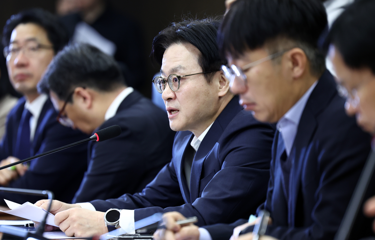Industry Minister Kim Jung-kwan, center, attends a public-private joint meeting to discuss response to U.S. tariff policies at the Korea Planning & Evaluation Institute of Industrial Technology headquarters in Jung District, central in Seoul on Feb. 23. [NEWS1]