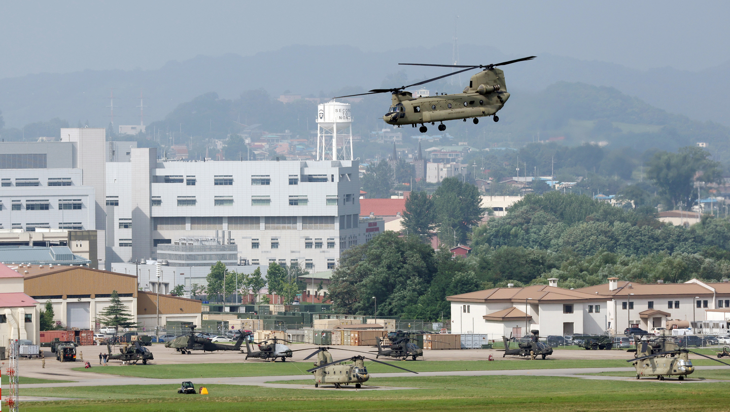 A helicopter maneuvers at Camp Humphreys, a United States Forces Korea base in Pyeongtaek, Gyeonggi on Aug. 12, 2025. [NEWS1]