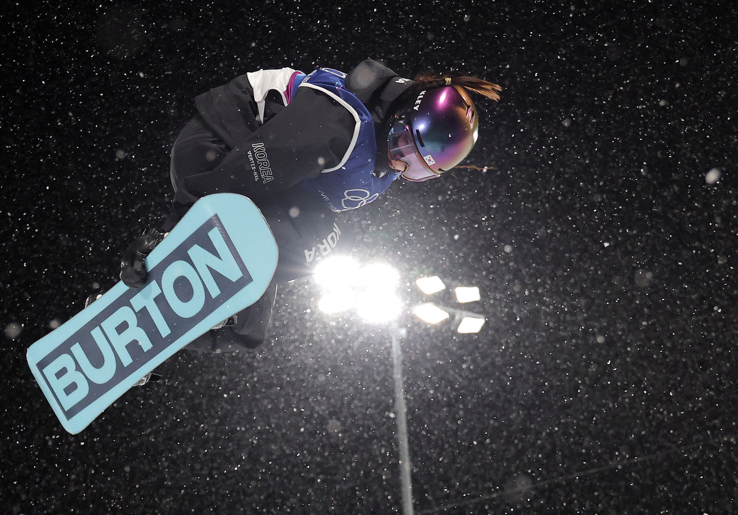 Choi Ga-on competes in the women's snowboard halfpipe at the 2026 Winter Olympics in Livigno, Italy, on Feb. 12. [YONHAP] 