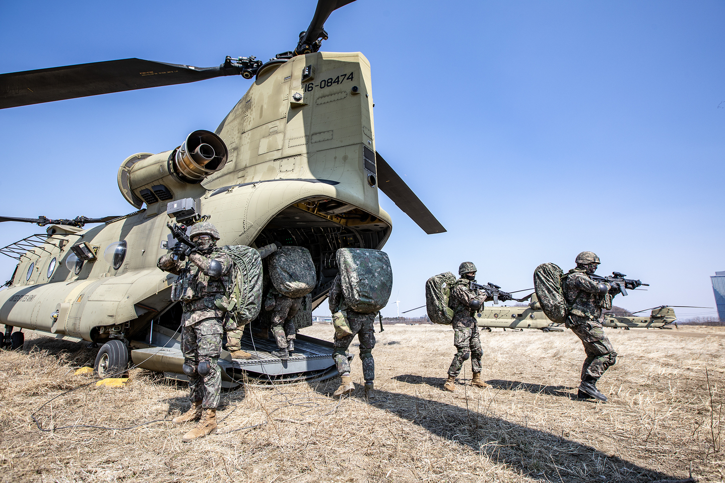 This file photo, provided by the Korean Army, shows troops boarding a CH-47 helicopter during a joint aerial exercise between Korean and the U.S. militaries on March 19, 2025. [YONHAP] 