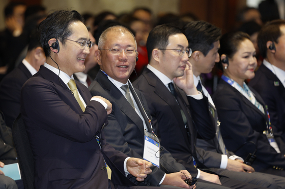 From left: Samsung Electronics Executive Chairman Lee Jae-yong, Hyundai Motor Group Executive Chair Euisun Chung, LG Group Chairman Koo Kwang-mo and HD Hyundai Chairman Chung Ki-sun converse during the Korea-Brazil business forum at Lotte Hotel in Jung District, central Seoul, on the afternoon of Feb. 23. The forum was held on the occasion of Brazilian President Luiz Inácio Lula da Silva's three-day state visit to Korea. Korean and Brazilian business communities proposed measures to strengthen cooperation in strategic areas, including advanced manufacturing and key minerals. [NEWS1]