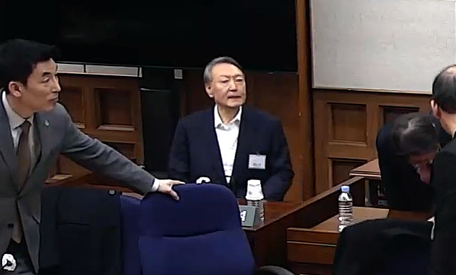 Former President Yoon Suk Yeol attends a sentencing hearing on charges of leading an insurrection related to his martial law declaration in 2024 at the Seoul Central District Court in Seocho District, southern Seoul, on Feb. 19. [NEWS1]