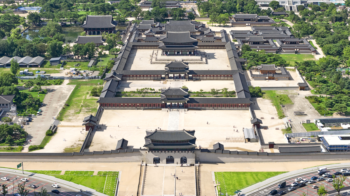A slightly elevated pathway crossing the center of Gyeongbok Palace was exclusively dedicated to the king and is often called the king's road. [GETTY IMAGES BANK]