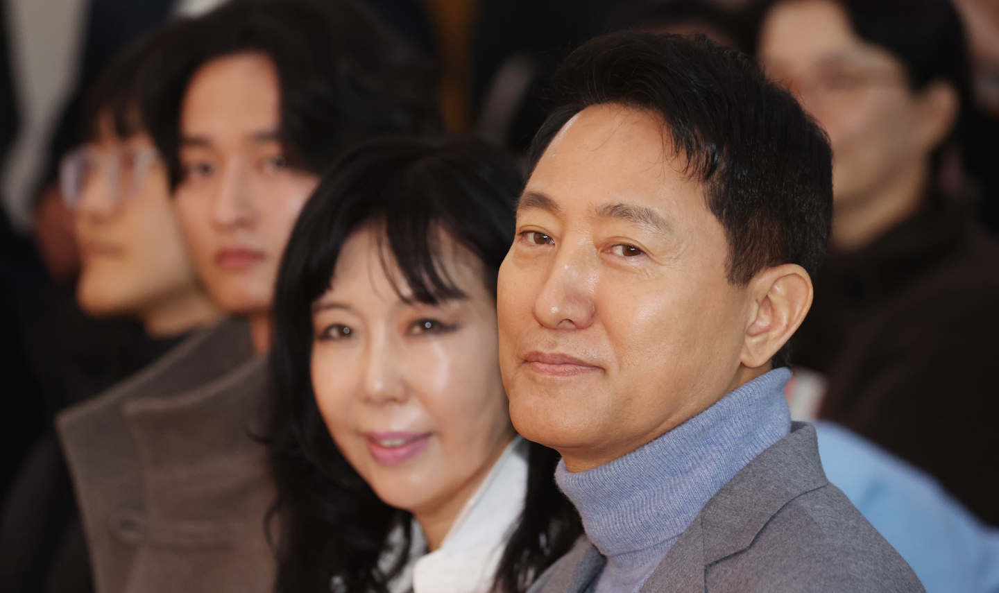 Seoul Mayor Oh Se-hoon, at front with his wife behind him, attends a book talk in celebration of publishing his book, ″Designing the Pride of Seoul Citizens″ (translated), in Mapo District, western Seoul, on Feb. 22. [NEWS1]