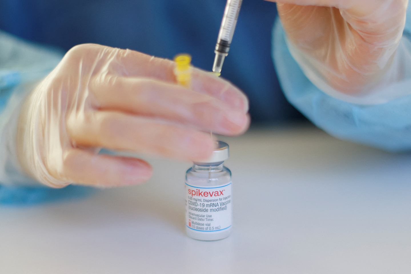 A nurse prepares a booster dose of the Moderna Covid-19 vaccine, Spikevax, in Berlin, Germany on Jan. 1, 2022. [REUTERS/YONHAP] 