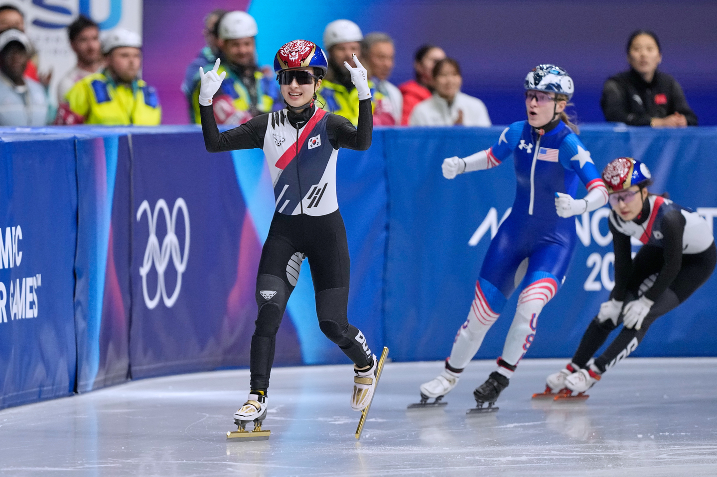 Kim Gil-li, left, celebrates after the short track speed skating women's 1,500 meters final at the 2026 Milan-Cortina Winter Olympics in Milan on Feb. 20. [AP/YONHAP] 