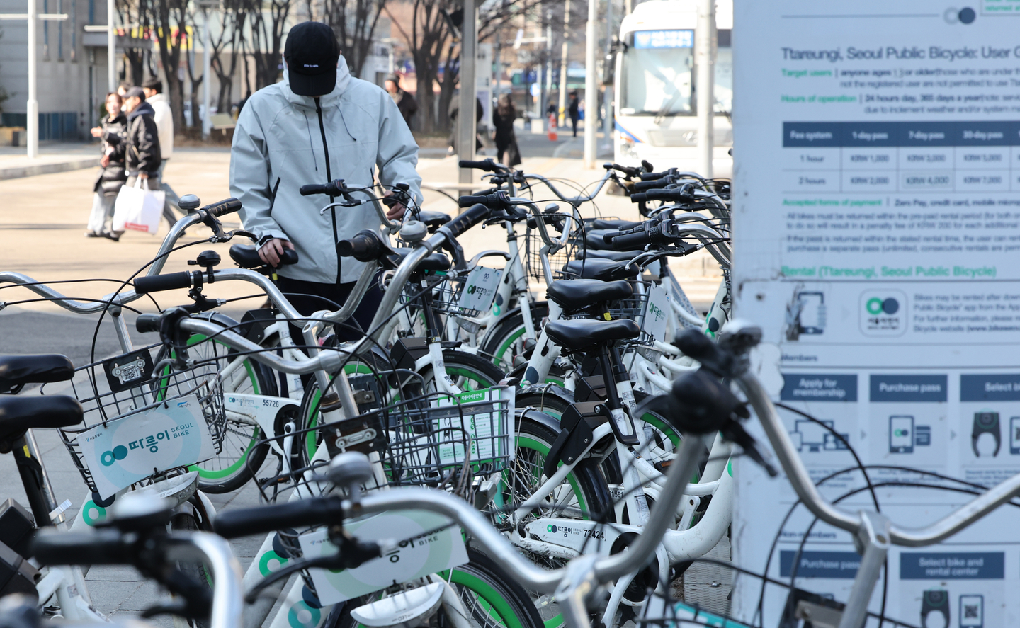 Bicycles for Seoul’s public bicycle service Ttareungi are seen on a street in Yeongdeungpo District, western Seoul on Feb. 1. [YONHAP]