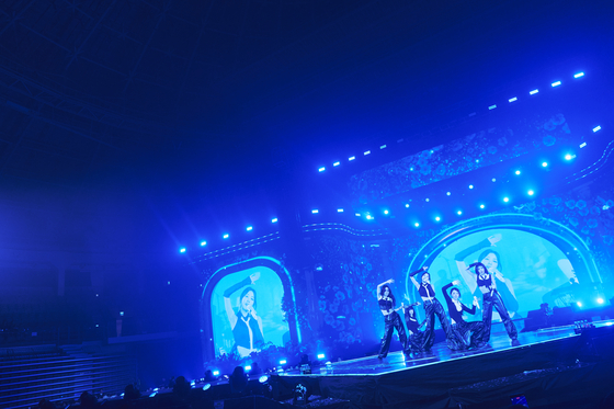 Girl group Apink performs during its "The Origin: Apink" concert in Jung District, central Seoul, on Feb. 22. [WITH US ENTERTAINMENT]