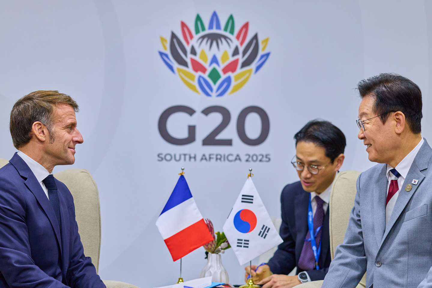 President Lee Jae Myung, right, speaks with French President Emmanuel Macron on the sidelines of the G20 summit at the Johannesburg Expo Centre in Johannesburg, South Africa, on Nov. 22, 2025. [JOINT PRESS CORPS]