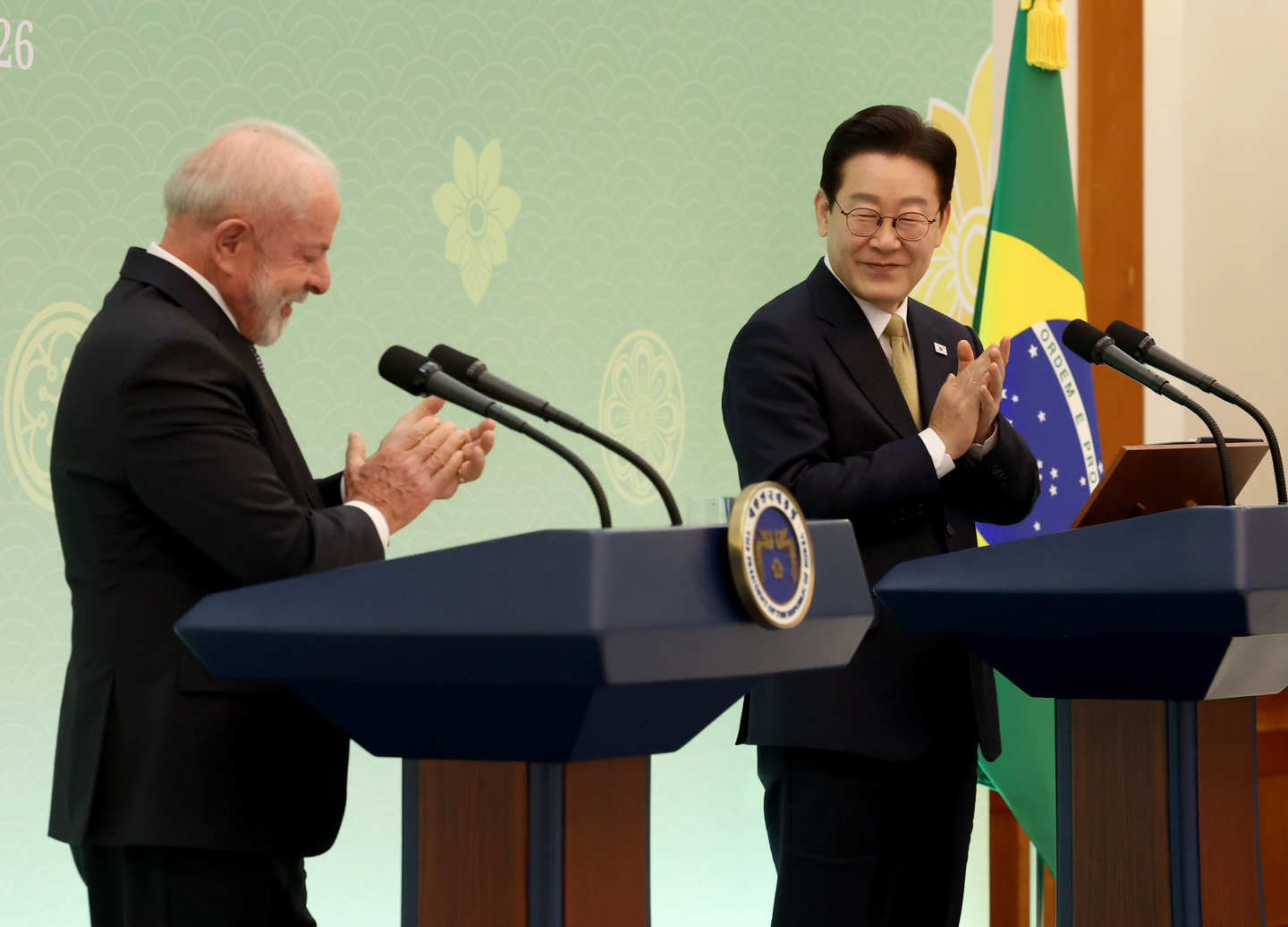 President Lee Jae Myung, right, and Brazilian President Luiz Inacio Lula da Silva, hold a joint press conference after their summit at the Blue House in central Seoul on Feb. 23. [AP/YONHAP]