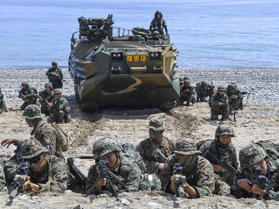 Korean and U.S. Marines conduct follow-on security operations during a landing exercise in a photo shared on Aug. 6, 2025. [YONHAP] 