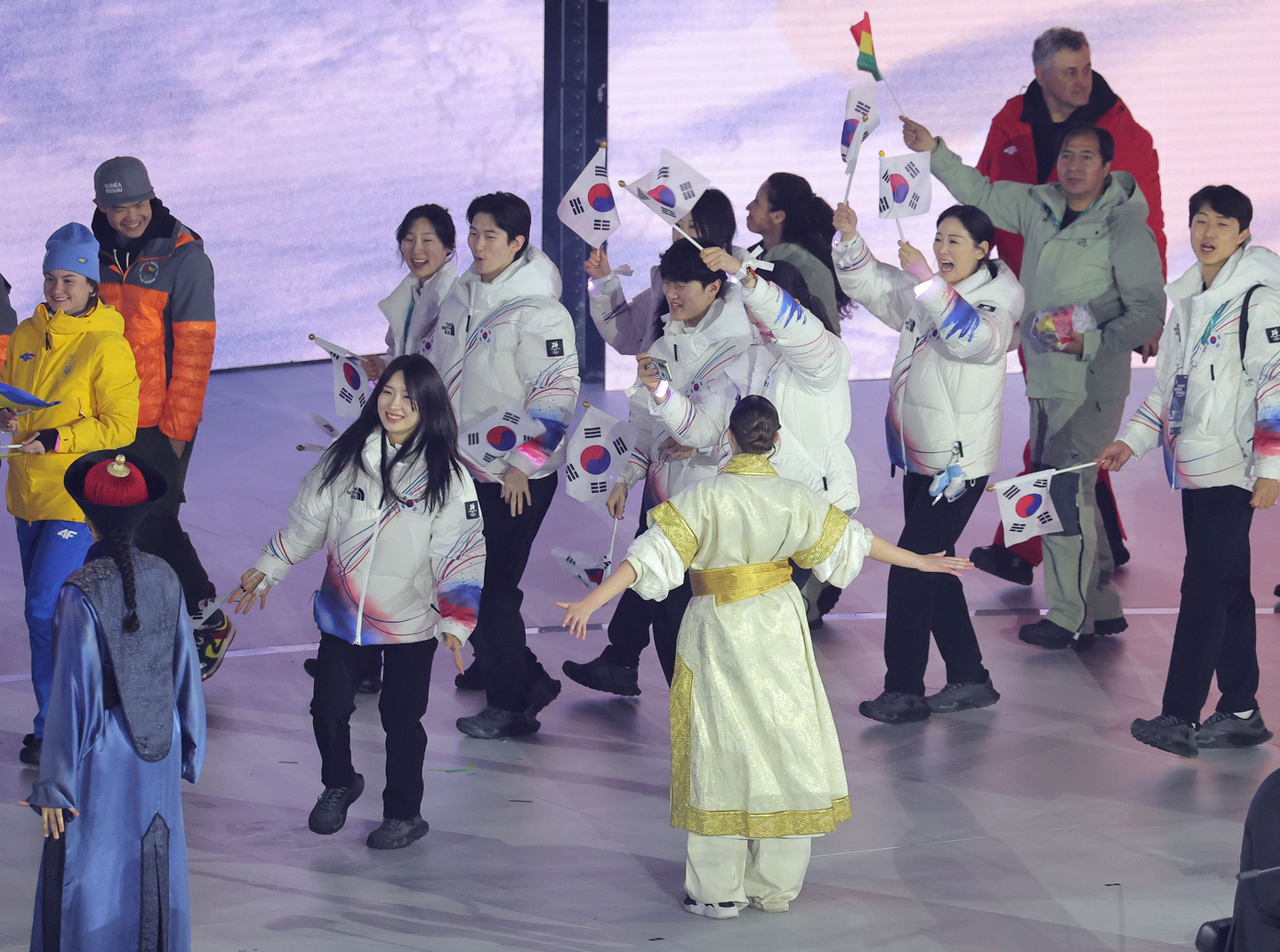 Korean athletes enter the Verona Olympic Arena in Verona, Italy, for the closing ceremony of the Milan-Cortina Winter Olympics on Feb. 22. [YONHAP] 