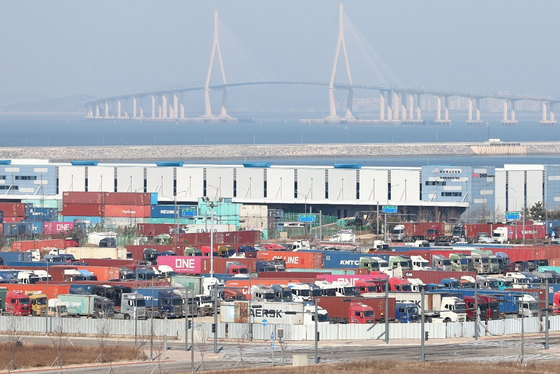 Trade containers are stacked at Incheon New Port on Feb. 1. [NEWS1]