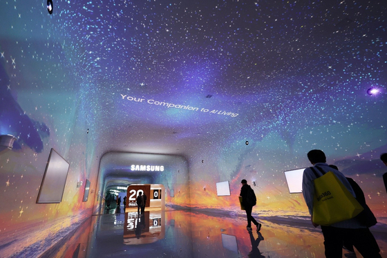 Visitors look at Samsung Electronics’ exhibition at the Wynn Las Vegas hotel in Las Vegas, Nevada, for the CES tech show on Jan. 6. [NEWS1]