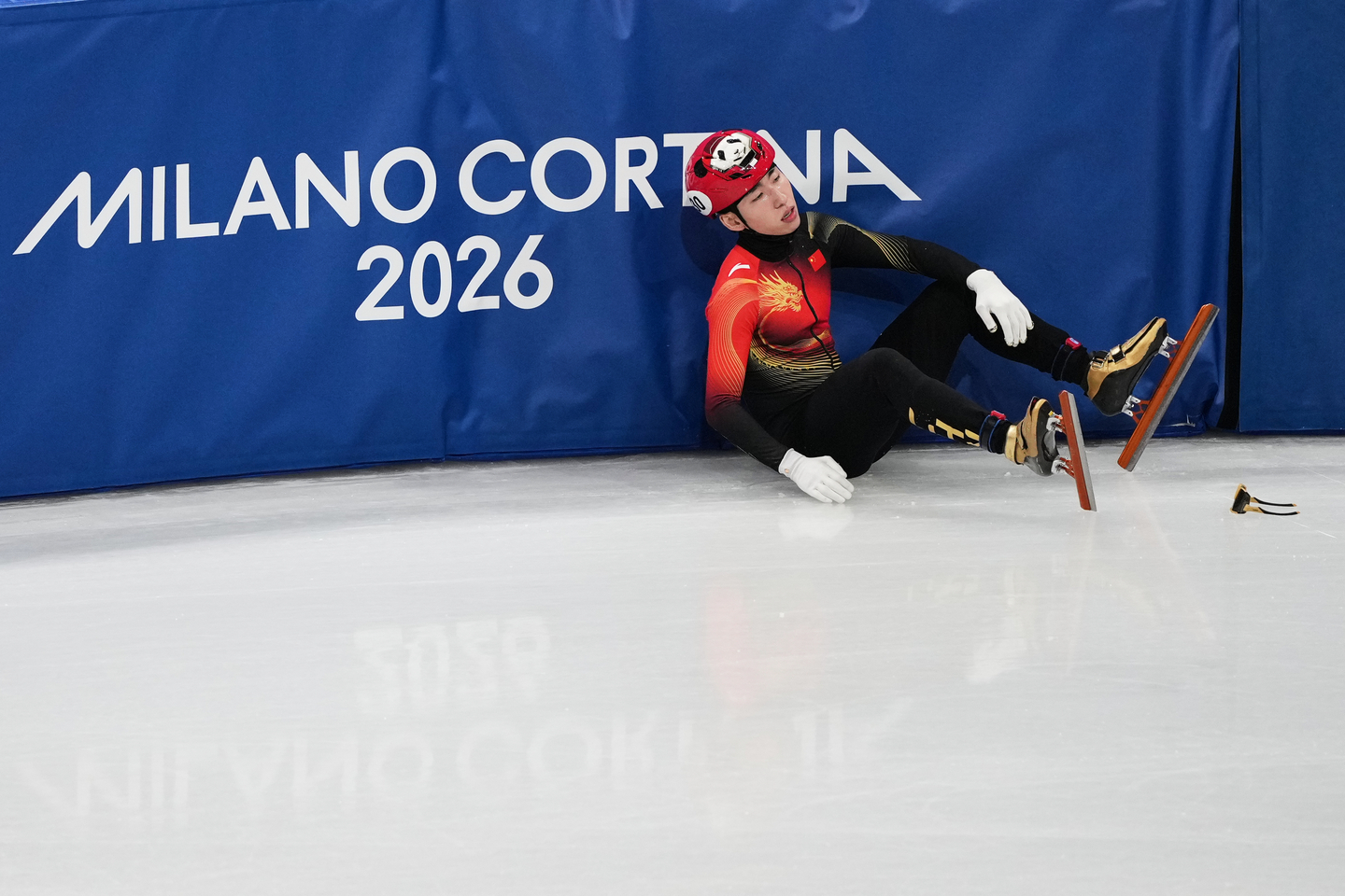 Lin Xiaojun of China crashes in the quarterfinals during the men's 1,500-meter short track speed skating at the 2026 Winter Olympics, in Milan on Feb. 14. [AP/YONHAP]