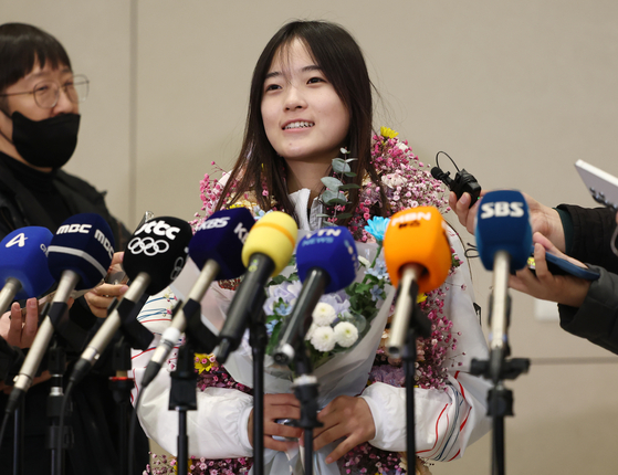 Choi Ga-on, who won gold in the women’s snowboard halfpipe at the Milan-Cortina 2026 Winter Olympics, speaks with reporters after returning home through Terminal 2 of Incheon International Airport on Feb. 16. [YONHAP]