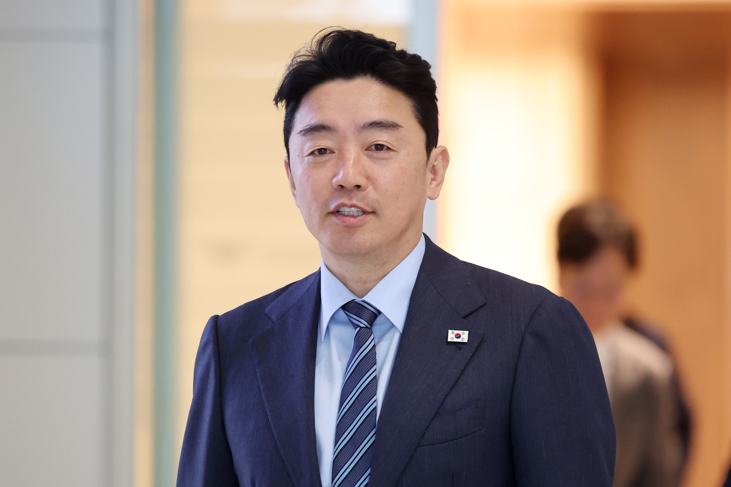 Kang Hoon-sik, the presidential chief of staff, departs for the United Arab Emirates from Incheon International Airport on Feb. 24. [YONHAP] 