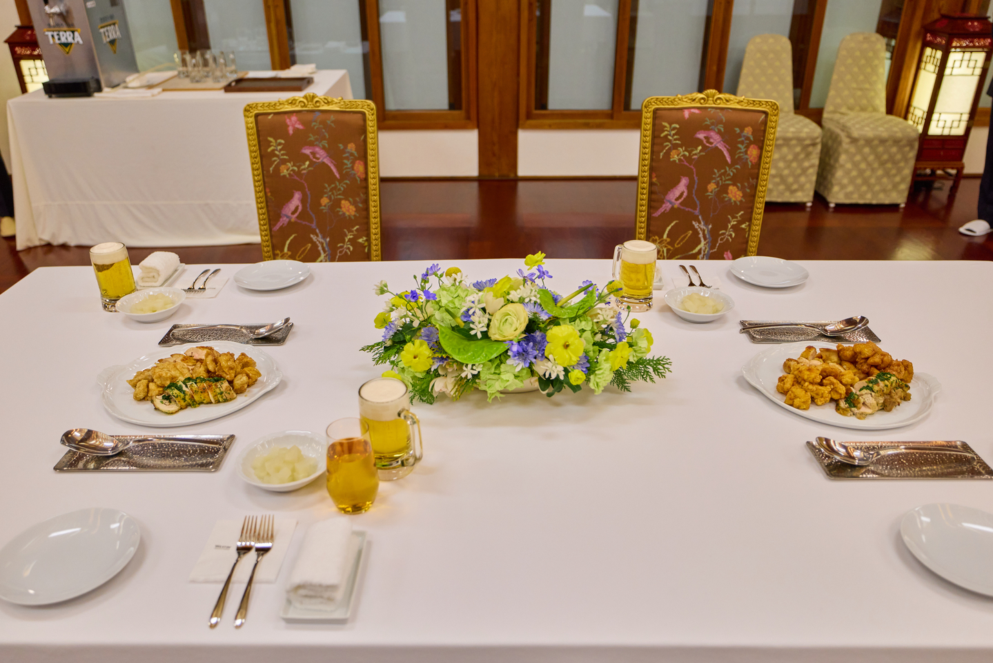 Korean President Lee Jae Myung and Brazilian President Luiz Inacio Lula da Silva bond over chicken and beer, or chimaek, after their state dinner at the Blue House on Feb. 23. [BLUE HOUSE]