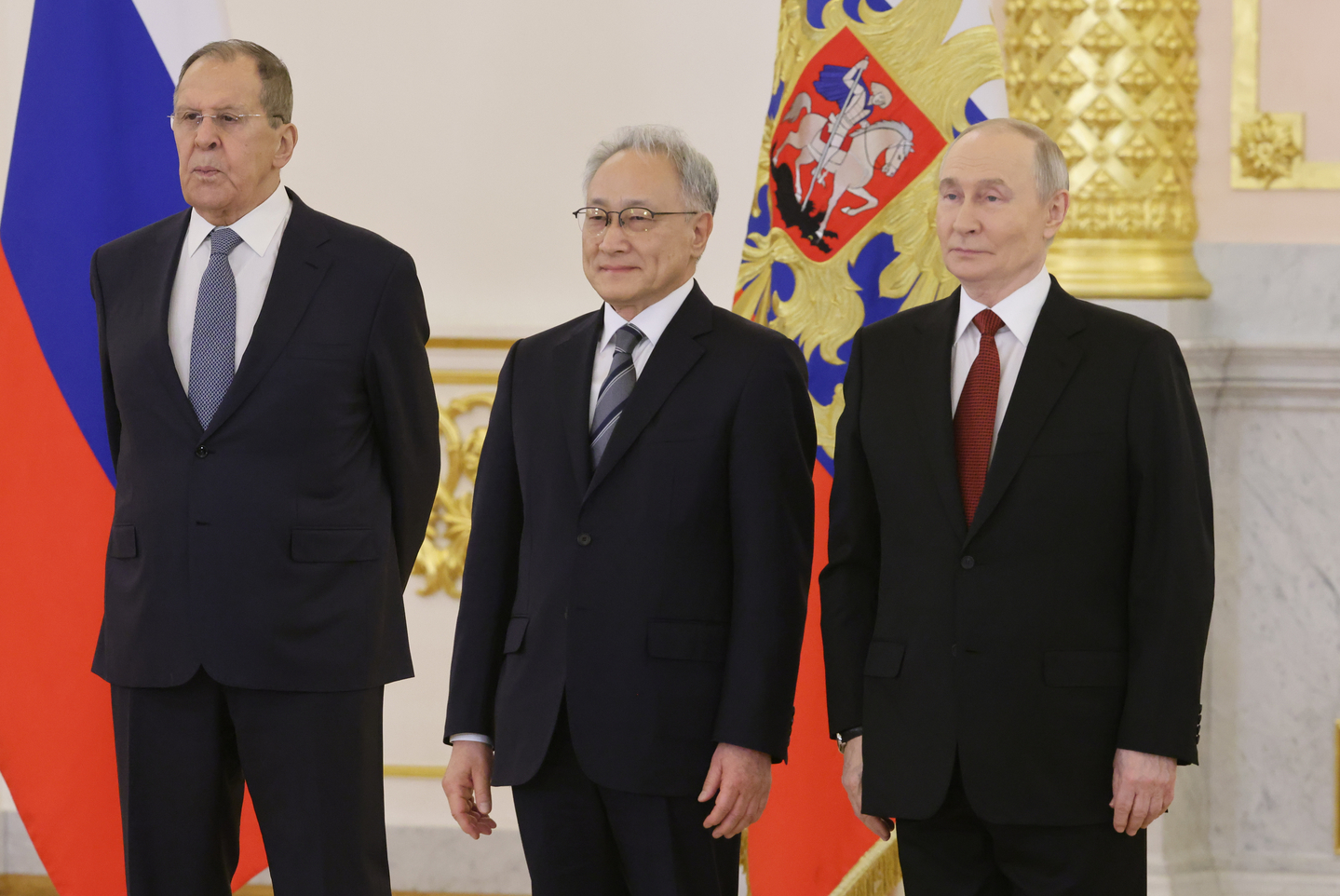 From right: Russian President Vladimir Putin, South Korean Ambassador to Russia Lee Seok-bae, and Russian Foreign Minister Sergei Lavrov pose during a ceremony where foreign ambassadors presented their credentials to Putin at the Kremlin in Moscow on Jan. 15. [TASS/YONHAP]
