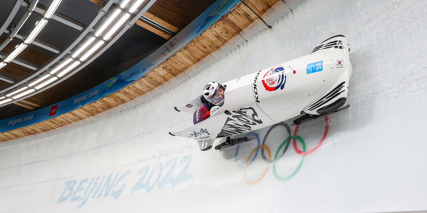 Kim Jin-su, crouching in the back, and Won Yun-jong compete during the 2022 Beijing Winter Olympics' two-man bobsleigh race at the Yanqing National Sliding Centre in China on Feb. 14, 2022. [YONHAP] 