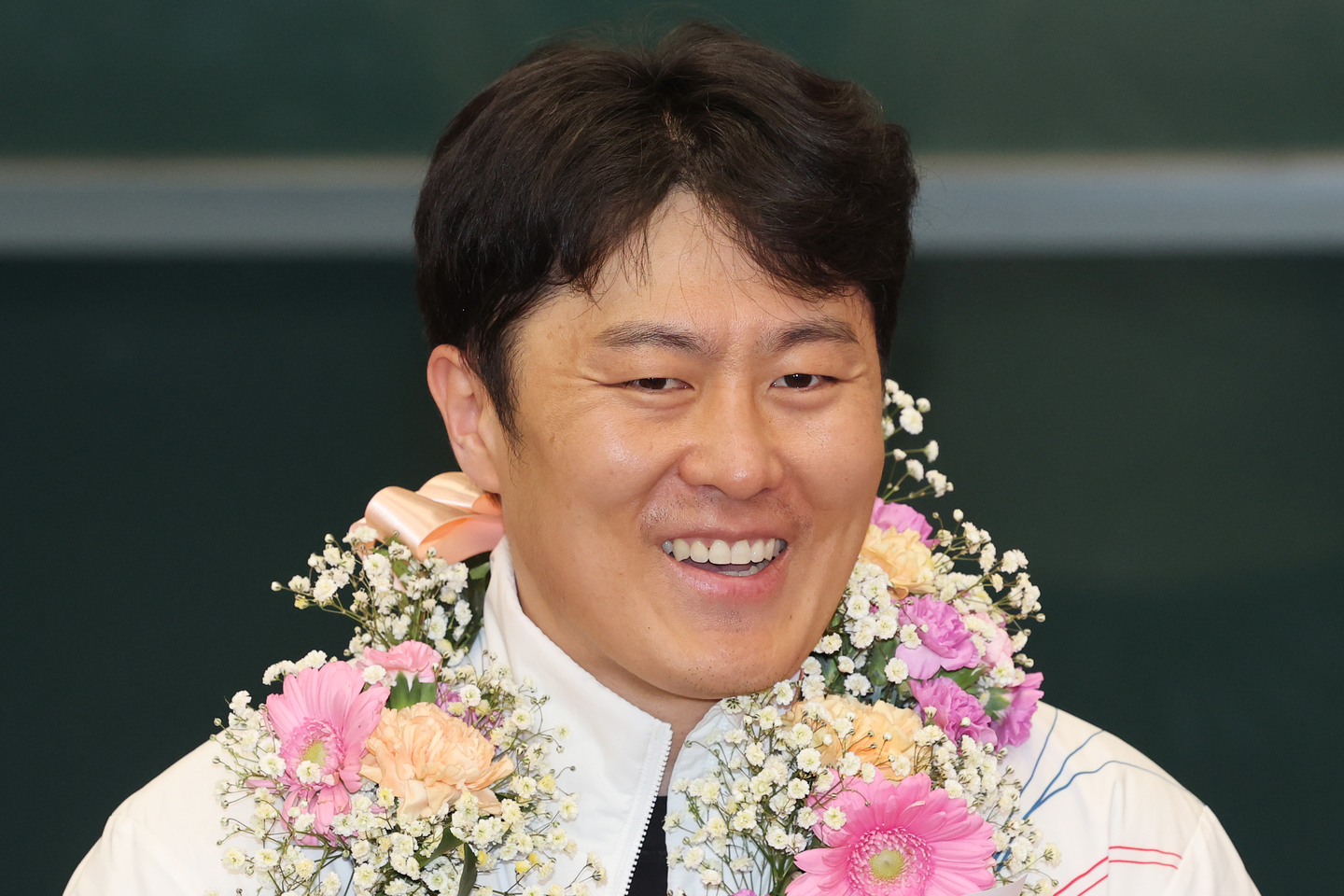 Kim Sang-kyum, who won silver in the men’s snowboard parallel giant slalom at the Milan-Cortina 2026 Winter Olympics, returns home via Incheon International Airport on Feb. 10. [YONHAP]