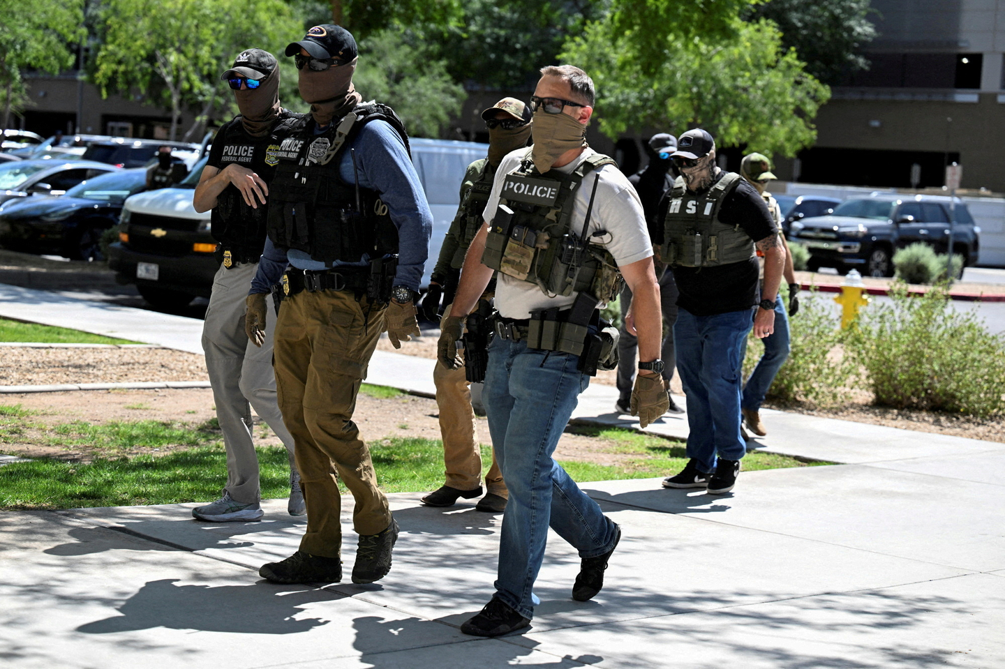 Masked law enforcement officers, including HSI and ICE agents, walk into an immigration court in Phoenix, Arizona, on May 21, 2025. [REUTERS/YONHAP] 