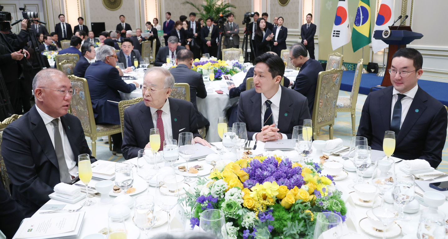 From left, Hyundai Motor Group Executive Chair Euisun Chung, Sohn Kyung-shik, chairman of CJ Group and the Korea Enterprises Federation, HD Hyundai Chairman Chung Ki-sun and LG Group Chairman Koo Kwang-mo attend a dinner banquet for Brazilian President Luiz Inacio Lula da Silva’s state visit to Korea at the Blue House in central Seoul on Feb. 23 [JOINT PRESS CORPS]