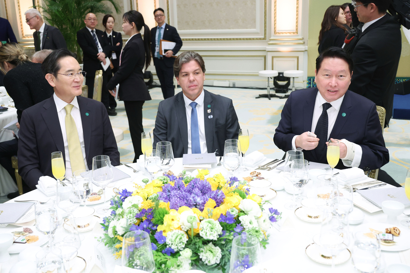 Samsung Electronics Executive Chairman Lee Jae-yong, far left, and SK Group Chairman Chey Tae-won, far right, attend a dinner banquet for Brazilian President Luiz Inacio Lula da Silva’s state visit to Korea at the Blue House in central Seoul on Feb. 23 [JOINT PRESS CORPS]