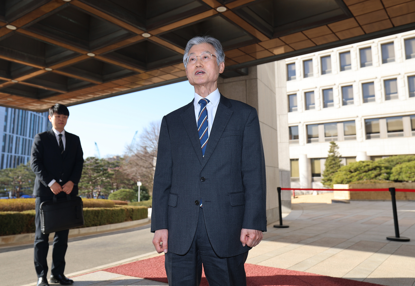 Chief Justice Jo Hee-de answers reporters’ questions as he arrives at the Supreme Court in Seocho District, Seoul, on the morning of Feb. 23. [NEWS1]